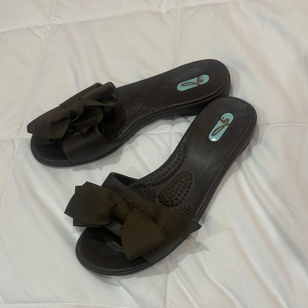 NWOT Elegant Brown Slide Sandals with Bow size 5.5